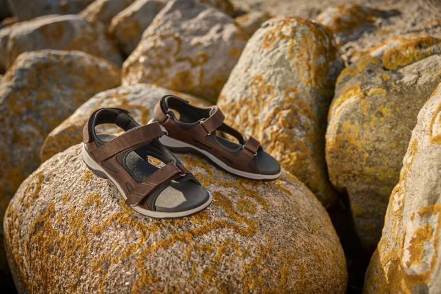 Sporty herresandal med regulerbare velcroremme