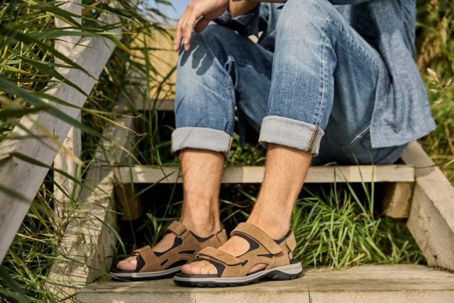 Sporty herresandal med regulerbare velcroremme