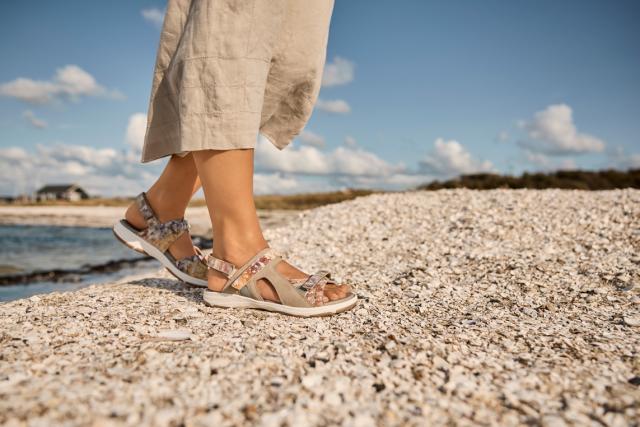 Sporty damesandal med regulerbar hælrem og velcrolukninger