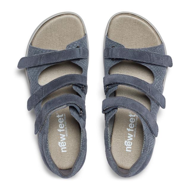 Damesandal med tre regulerbare remme og lukket hælkappe