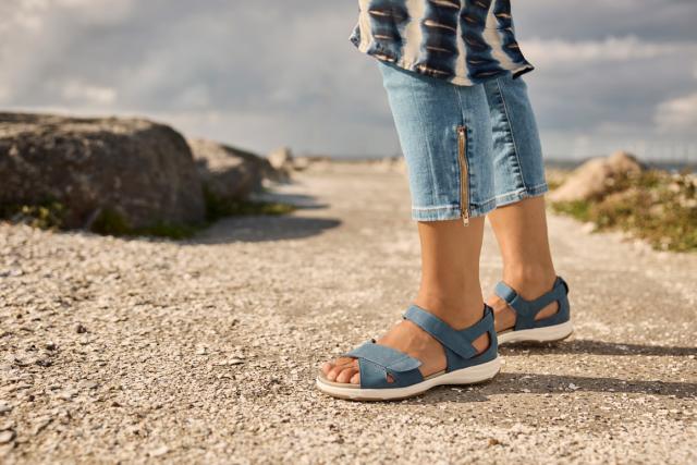 Sandal med justerbare velcroremme og halvåben hælkappe til damer