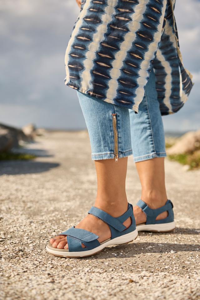 Sandal med justerbare velcroremme og halvåben hælkappe til damer