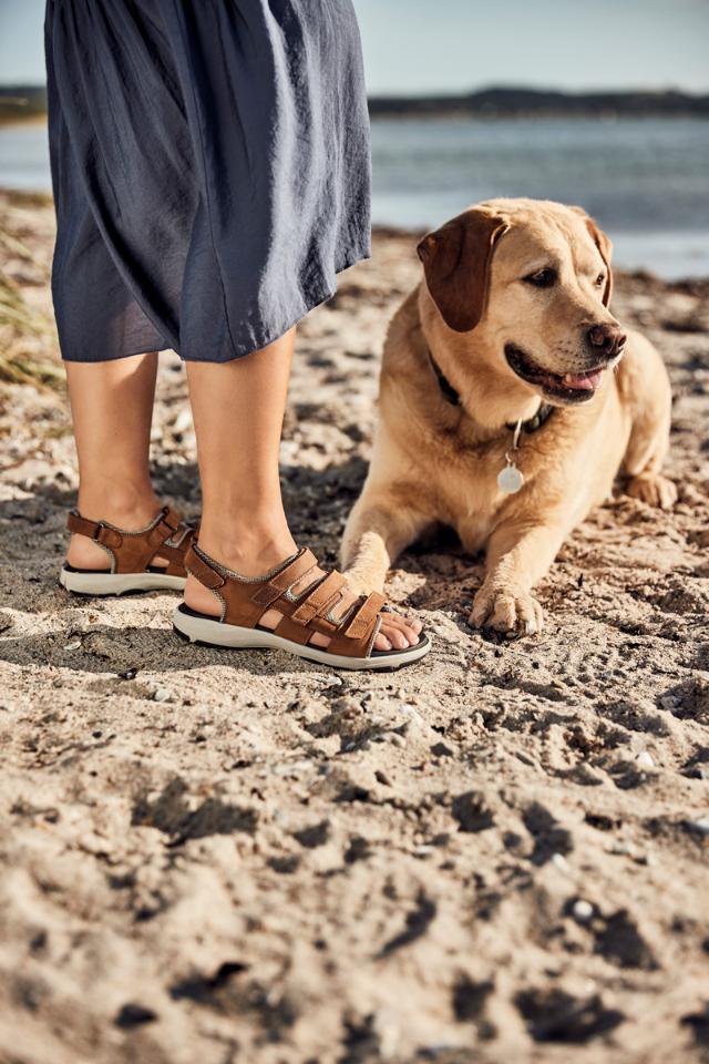 Sporty sandal med regulerbar hælrem og velcrolukninger til damer