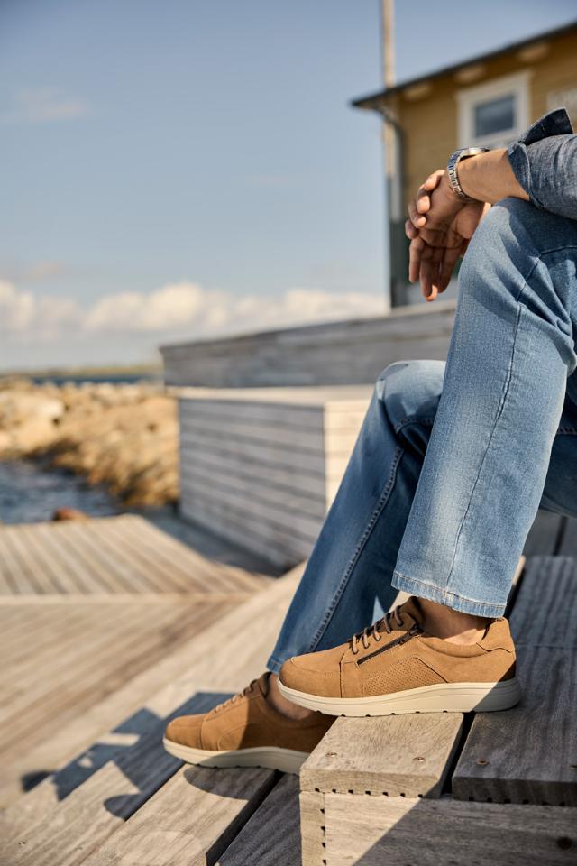 Sporty herresko med snøre og lynlås