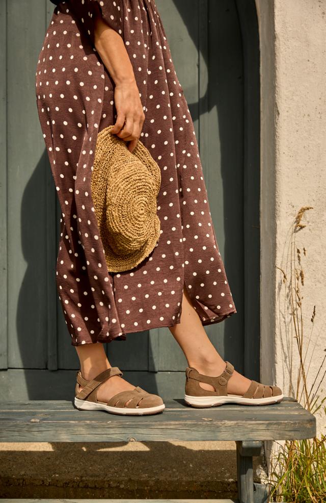 Sandal med lukket tå og enkelt velkrorem