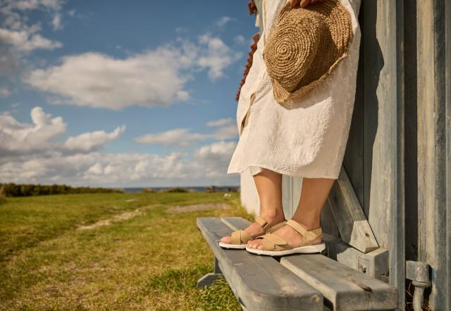 Damesandal med hælrem og to velcroremme