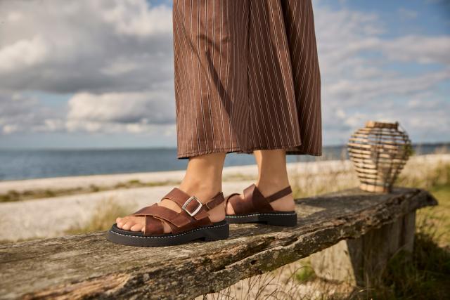 Damesandal med to velcrolukninger og regulerbar hælrem