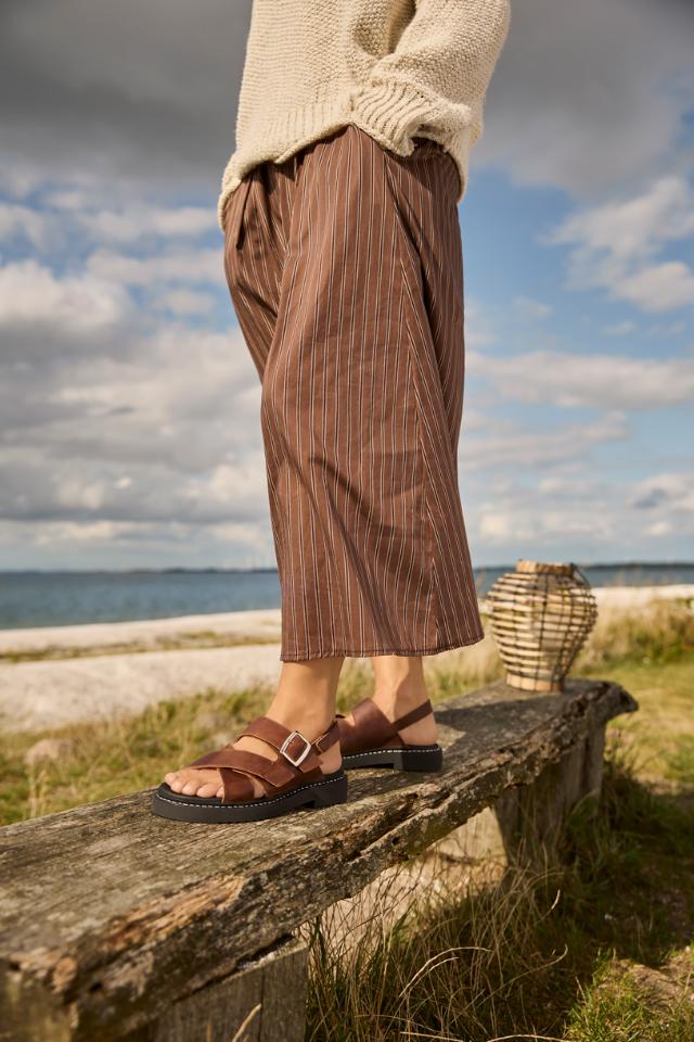 Damesandal med to velcrolukninger og regulerbar hælrem