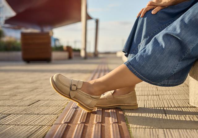 Dameloafer med dekorationspænde på velcrorem