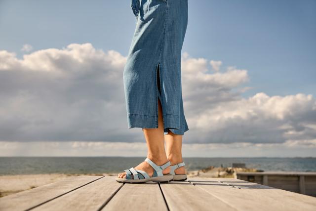 Damesandal med regulerbar hælrem og tre velcroremme over forfoden
