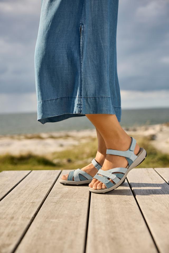 Damesandal med regulerbar hælrem og tre velcroremme over forfoden