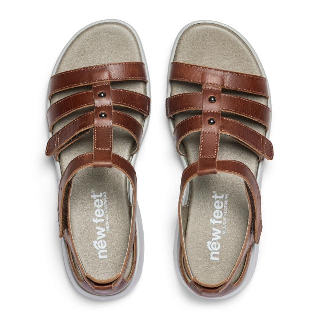 Sandal med halvåben hælkappe og to velcroremme 