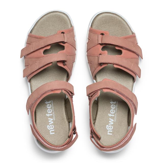 Sandal med tre regulerbare remme over foden og en justerbar hælrem