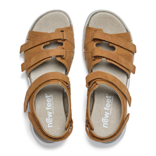 Sandal med tre regulerbare remme over foden og en justerbar hælrem