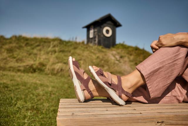 Damesandal med regulerbar hælrem og tre velcroremme over forfoden