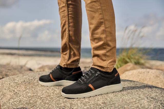 Sporty herresko med snøre og lynlås