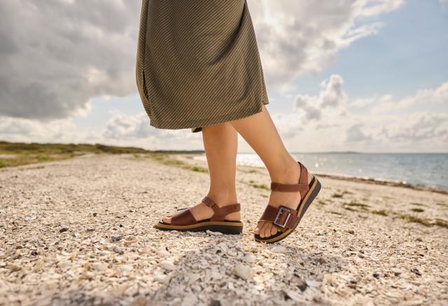 Damesandal med to reguleringsmuligheder og spænde