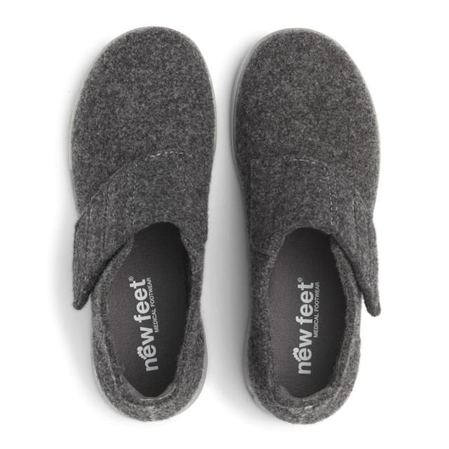 Women's slippers with heel cap and adjustable velcro closure